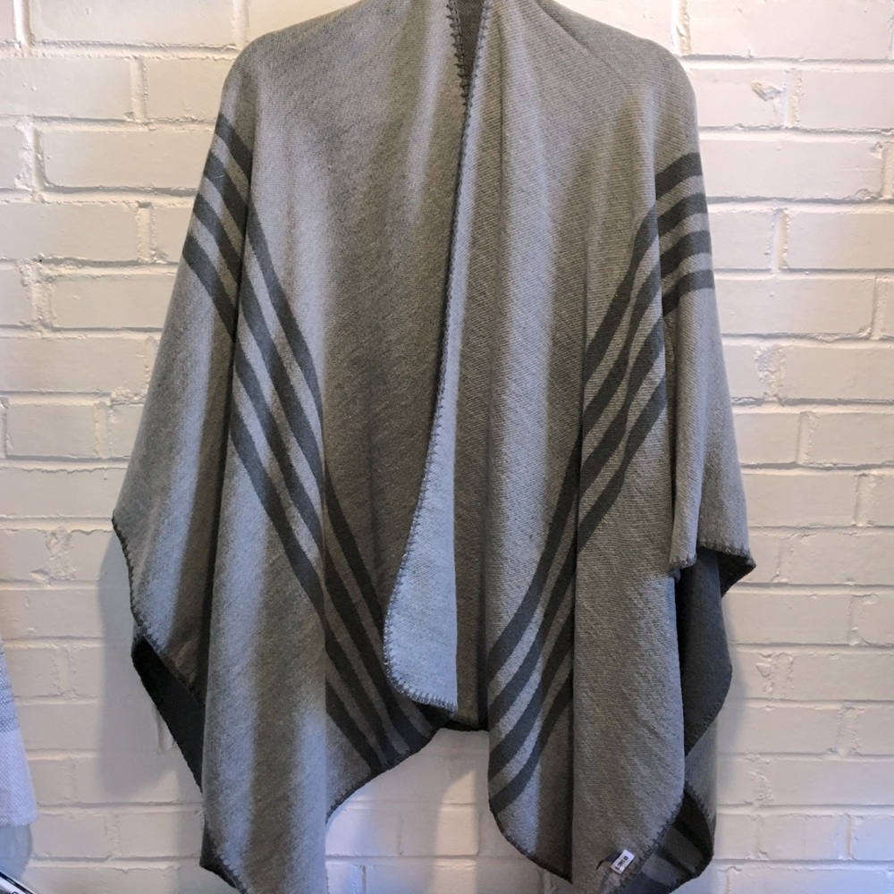 BB Dakota Fab Fit Fun Poncho. Gray on Gray